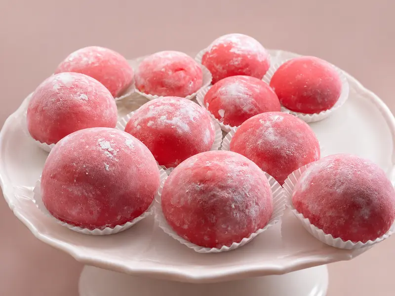 Růžové mochi na bílém stojánku